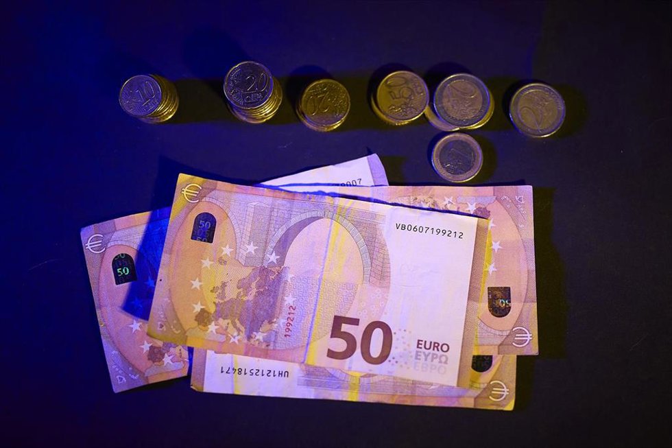 Archivo - Billetes y monedas de euro.