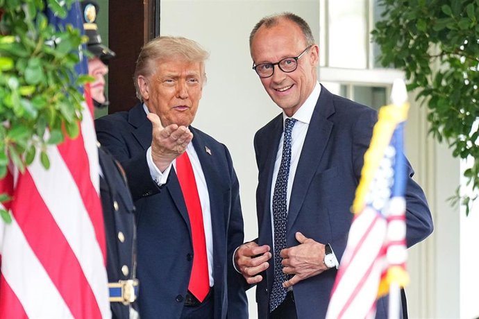 Archivo - 05 June 2025, US, Washington: US President Donald Trump (L) receives German Chancellor Friedrich Merz in front of the White House ahead of their meeting. Photo: Michael Kappeler/dpa Pool/dpa