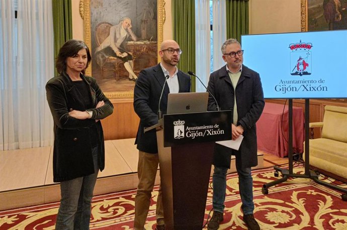Desde la derecha, el concejal de Infraestructuras Urbanas y Rurales de Gijón, Gilberto Villoria, el portavoz de la Junta de Gobierno de Gijón, Jesús Martínez Salvador, y la concejala de Cultura, Montserrat López Moro.