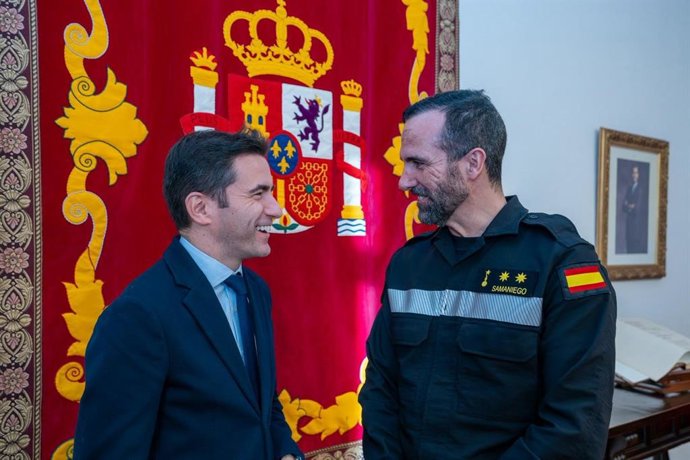 EE delegado del Gobierno en Cantabria, Pedro Casares,con el nuevo teniente coronel del V Batallón de la UME, el teniente coronel Pablo Samaniego