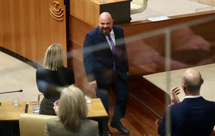 El diputado del PP Manuel Naharro Gata, saluda a María Guardiola tras tomar posesión como diputado en la Asamblea.