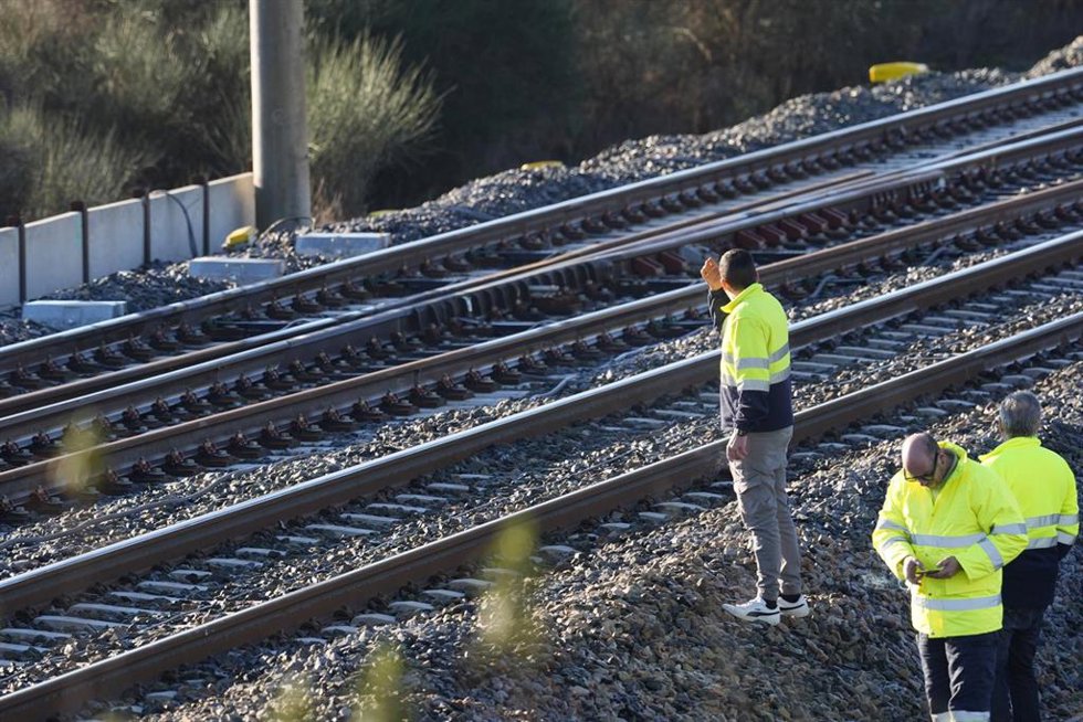 Zona del accidente ferroviario con los convoyes de trenes siniestrados donde continúan los trabajos de recuperación de los mismos. A 20 de enero de 2026, en Adamuz (Córdoba, Andalucía, España).