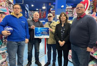 Entrega del primer premio de la campaña 'El Doble, doble de Navidad'.