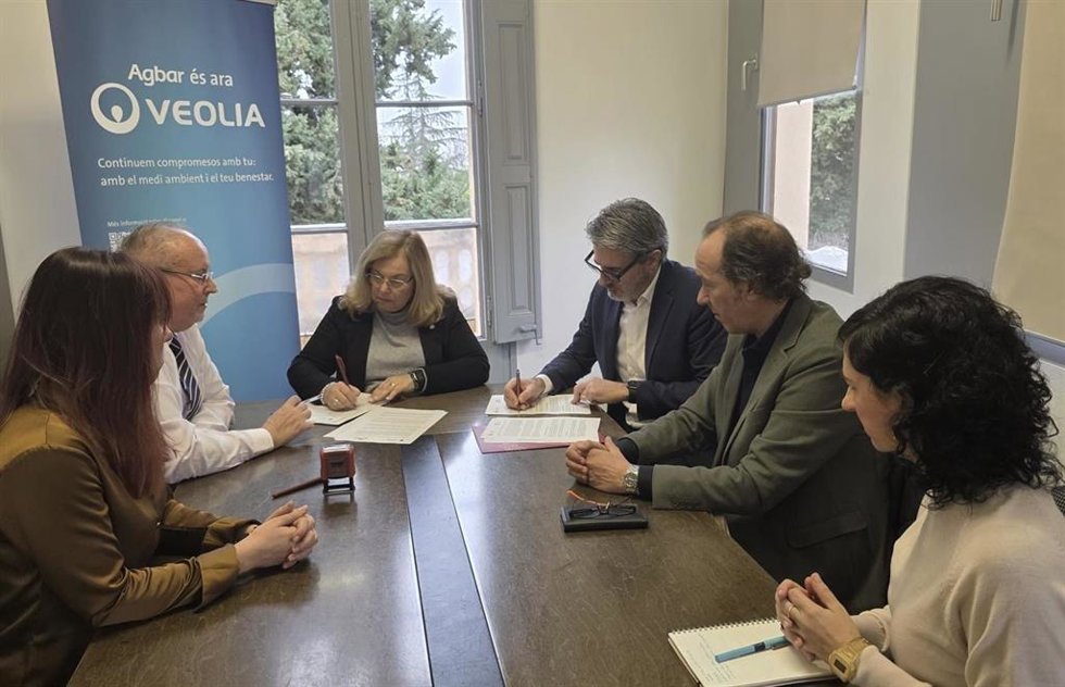 Imagen del momento de la firma entre la alcaldesa de Sant Esteve Sesrovires (Barcelona), Roser Brosed, y el director de Veolia en el Valls Occidental y el Baix Llobregat (Barcelona), Jordi Lacruz.
