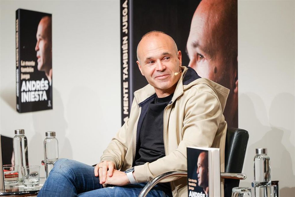 Archivo - El exfutbolista Andrés Iniesta durante la presentación de su libro La mente también juega, un testimonio de su relación con el fútbol y su visión sobre la salud mental, la familia y la superación.
