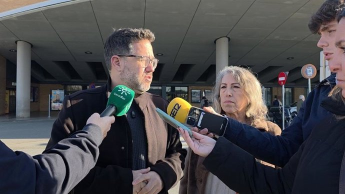 El portavoz de Adelante, José Ignacio García, este martes en declaraciones a los medios ante la Estación de Santa Justa en Sevilla.