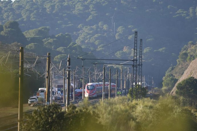 Zona del accidente ferroviario con los convoyes de trenes siniestrados donde continúan los trabajos de recuperación de los mismos. A 20 de enero de 2026, en Adamuz (Córdoba, Andalucía, España).
