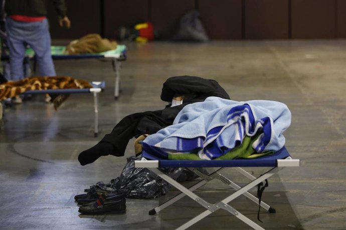 Archivo - LLegada de  personas sin hogar al Palacio de deportes de Granada el 27 de marzo del 2020. Archivo.