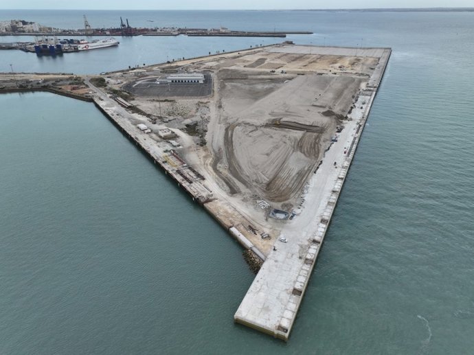 Archivo - Ejecución de la nueva terminal de contenedores del puerto de Cádiz.