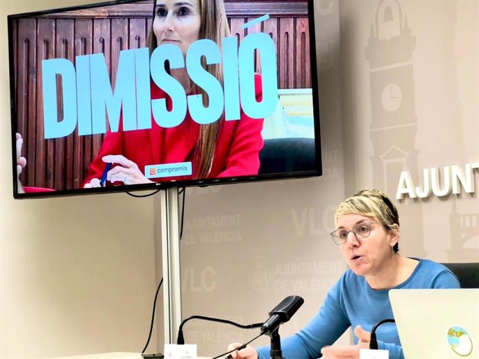 La portavoz de Compromís en el Ayuntamiento de València, Papi Robles, en la rueda de prensa en la que ha pedido el cese de la edil de Vox Cecilia Herrero.