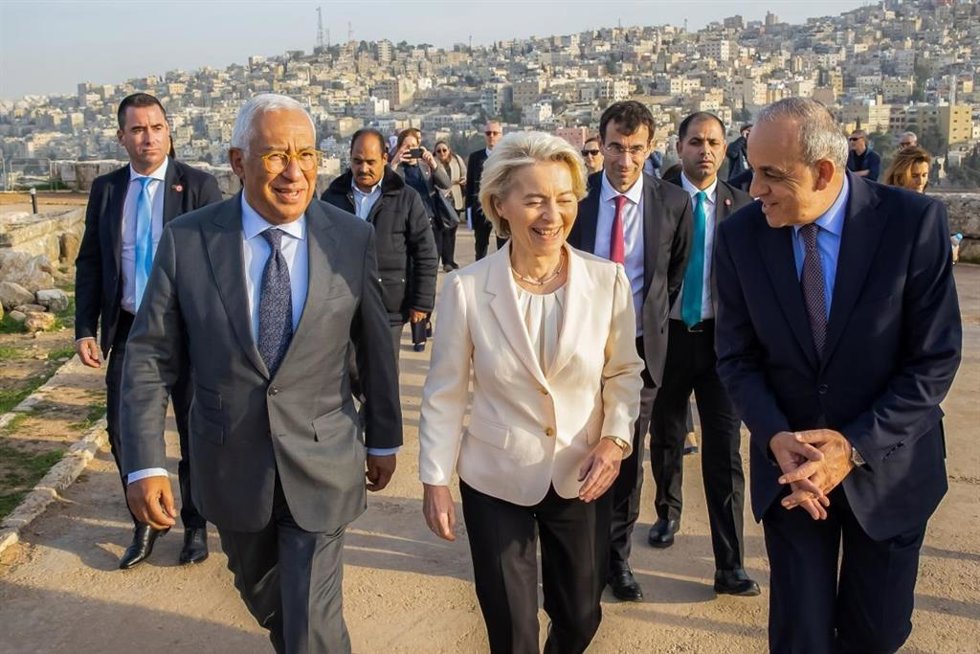 La presidenta de la Comisión Europa, Ursula von der Leyen, y el presidente del Consejo Europeo, António Costa, con el senador jordano Bisher Al-Khasawneh durante su visita a Amán (Jordania).