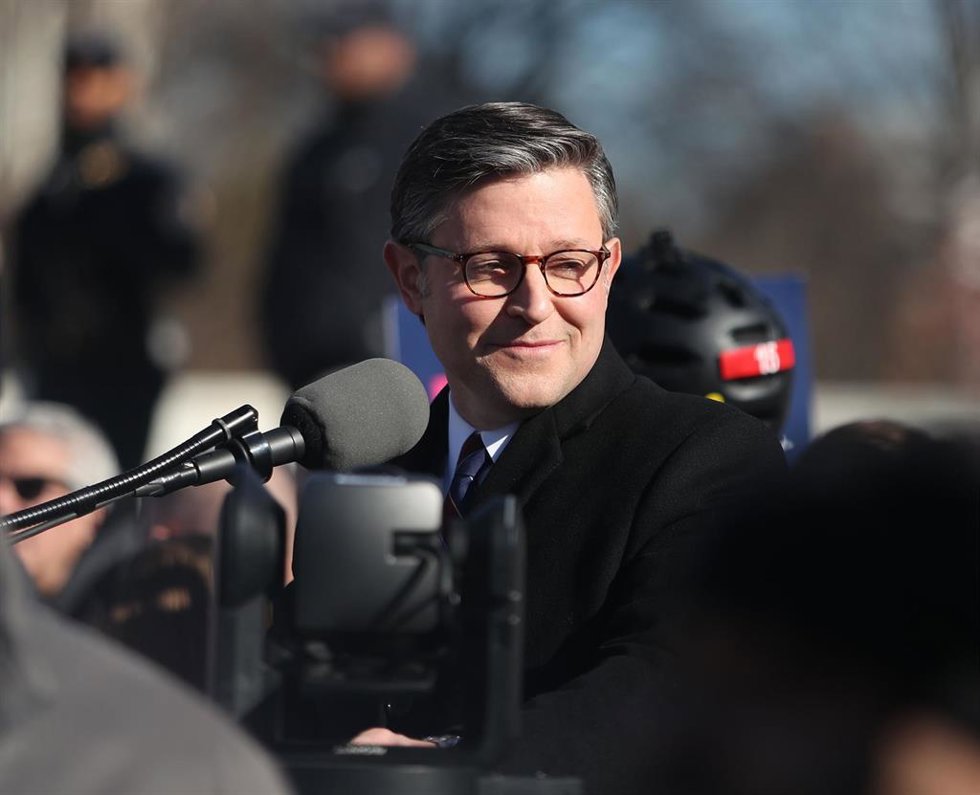 El presidente de la Cámara de Representantes de EEUU, Mike Johnson, en declaraciones a la prensa en Washington. 