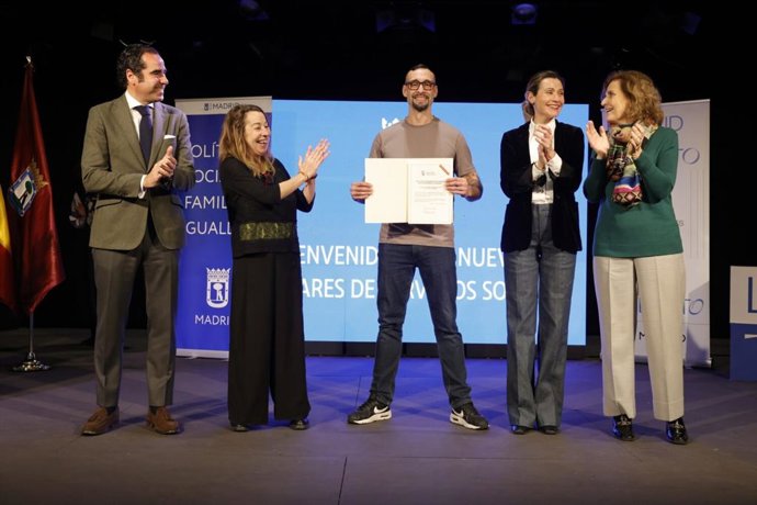 Imágenes del acto de bienvenida a los nuevos auxiliares de servicios sociales.