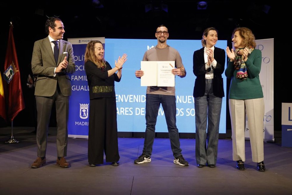 Imágenes del acto de bienvenida a los nuevos auxiliares de servicios sociales.