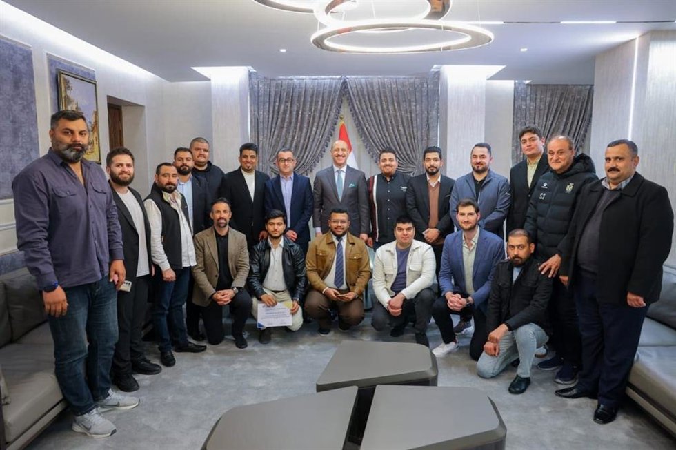 Foto de familia tras el taller de LaLiga que impulsa el desarrollo digital del fútbol iraquí celebrado en Bagdad.