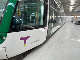 Una unidad del tranvía de Jaén en cocheras.