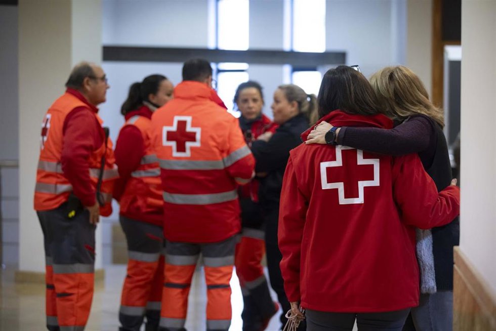 Miembros de la Cruz Roja atiende a familiares de víctimas en el siniestro ferroviario de Adamuz (Córdoba). 
