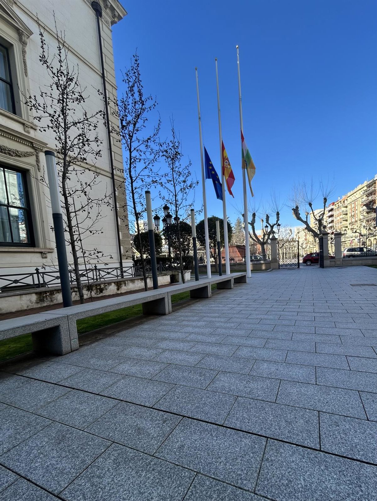 Banderas a media asta trasladan a Adamuz un mensaje de apoyo, cariño y solidaridad de La Rioja