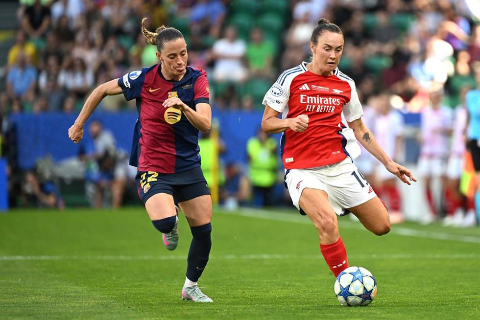 Archivo - La jugadora del Arsenal Caitlin Foord (derecha) intenta regatear a la del Barcelona Ona Batlle, en la final de la Champions 2025.