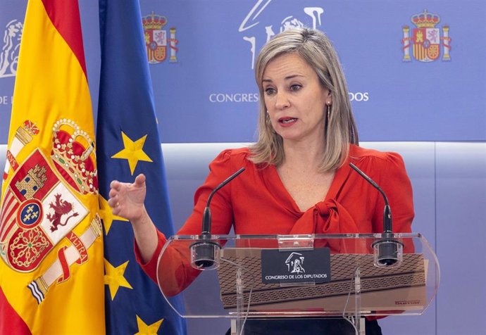 Archivo - La portavoz de Sumar en el Congreso, Verónica Martínez, durante una rueda de prensa, en el Congreso de los Diputados, a 9 de diciembre de 2025, en Madrid (España).