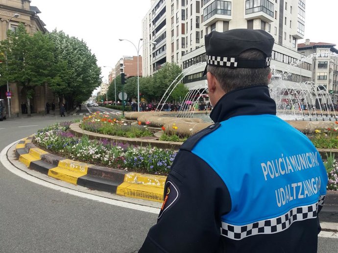 Archivo - Imagen de un agente de Policía Municipal de Pamplona