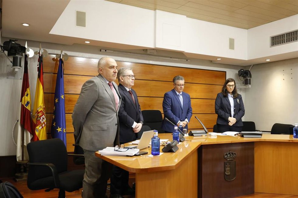 Minuto de silencio en la Comisión de Economía y Presupuestos de las Cortes de C-LM por los fallecidos en el accidente ferroviario de Adamuz.
