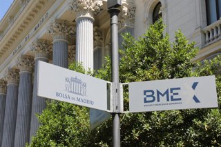 Archivo - Arxiu - Senyal de la Borsa de Madrid enfront de la façana de l'edifici, a Madrid (Espanya)