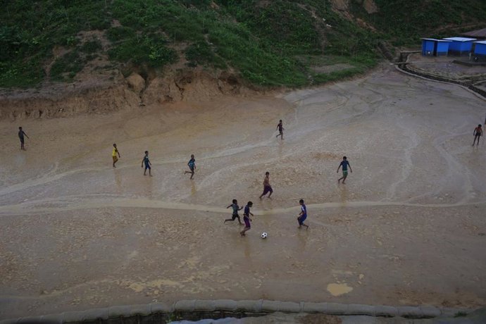 Archivo - Imagen de archivo de varios niños jugando al fútbol en un campo de refugiados rohingyas de Bangladesh.