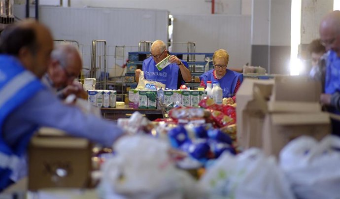 Archivo - Imagen de voluntarios de Banco de Alimentos de Vigo.