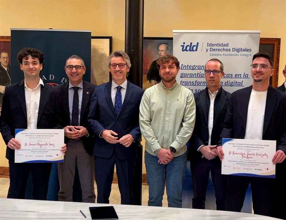 El consejero de Economía, Hacienda, Fondos Europeos y Transformación Digital, Luis Alberto Marín, y el rector de la UMU, José Luján, junto con los premiados de la Cátedra de Identidad y Derechos Digitales