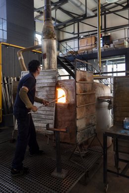 Archivo - Un vidriero fabrica vidrio mediante la técnica del vidrio soplado, en la Real Fábrica de Cristales de La  Granja, a 19 de agosto de 2021, en Segovia, Castilla y León