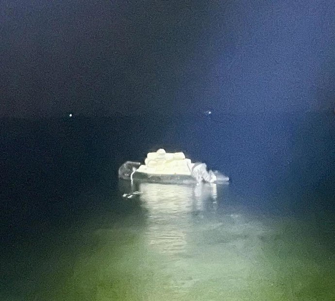 Garrafas de combustible intervenidas en una embarcación de Villaricos.