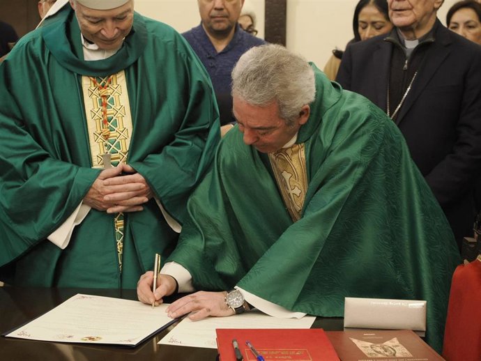 Momento de la firma de hermanamiento entre la Basílica de la Gran Promesa de Valladolid y la de Guadalupe de México.