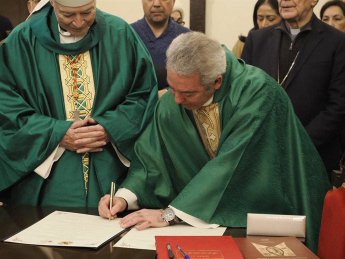Momento de la firma de hermanamiento entre la Basílica de la Gran Promesa de Valladolid y la de Guadalupe de México.