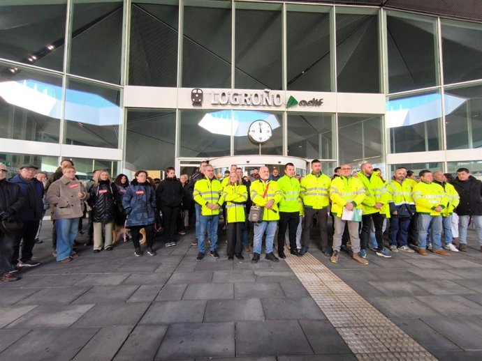 Concentración del Comité de Empresa y sindicatos en las puertas de la estación del tren de Logroño en solidaridad con fallecidos y heridos en Adamuz (Córdoba)