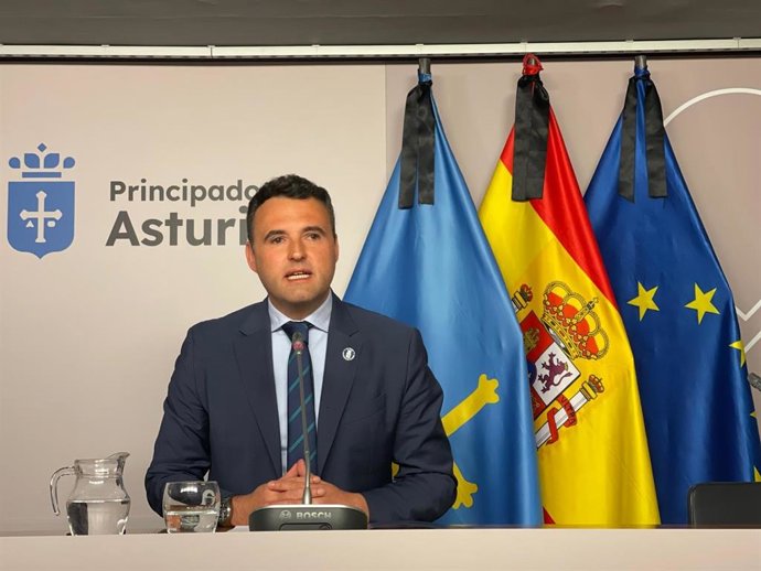 El consejero de Hacienda y portavoz del Gobierno asturiano, Guillermo Peláez, durante la rueda de prensa.