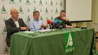 El presidente de Asaja León, Arsenio García Vidal (centro), durante la presentación del informe de Asaja León sobre el sector agroganadero leonés en el año 2025.