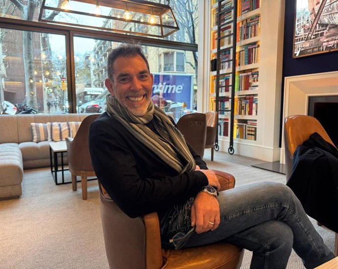 El escritor Víctor del Árbol antes del encuentro con periodistas este martes en Barcelona