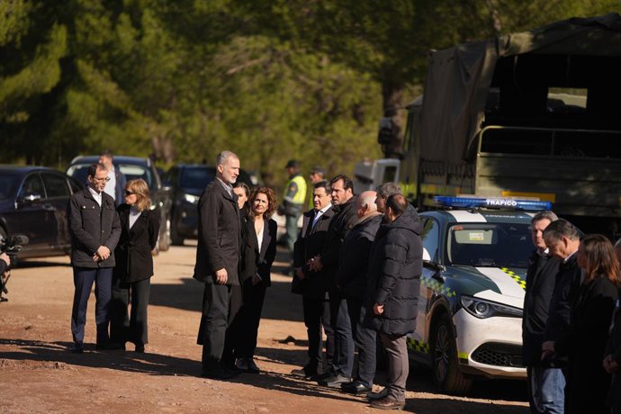 Los Reyes Felipe VI y Letizia han llegado este martes a la localidad cordobesa de Adamuz, en cuyo término municipal se produjo el grave accidente de trenes el pasado domingo, en el que, según los últimos datos, fallecieron 41 personas