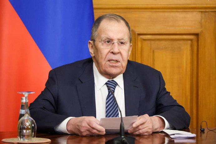 RÚSSIA, MOSCOU - 14 DE JANEIRO DE 2026: O ministro das Relações Exteriores da Rússia, Sergei Lavrov, dá uma entrevista coletiva conjunta com o ministro das Relações Internacionais e Comércio da Namíbia, Ashipala-Musavyi, após as negociações entre a Rússia