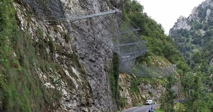 Sistemas de contención para evitar desprendimientos en las carreteras asturianas.