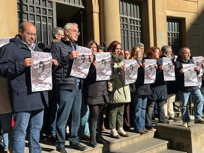 UGT Navarra guarda cinco minutos de silencio en memoria de las víctimas del accidente de Adamuz.