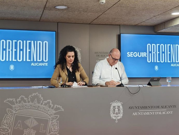 El vicealcalde de Alicante, Manuel Villar (d), y la portavoz del equipo de gobierno, Cristina Cutanda (i), este martes