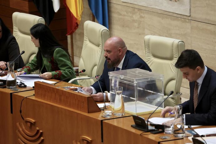 El nuevo presidente de la Asamblea de Extremadura, Manuel Naharro, tras ser elegido