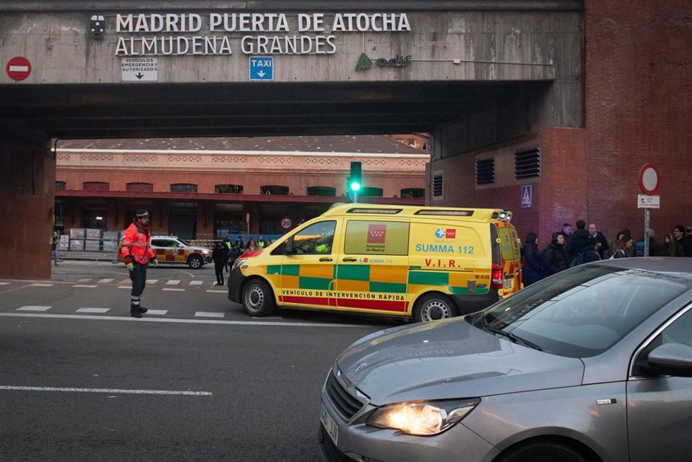 Sanitarios esperan en la Estación Madrid-Puerta de Atocha-Almudena Grandes para atender a los afectados por el accidente ferroviario, a 19 de enero de 2026, en Madrid (España).