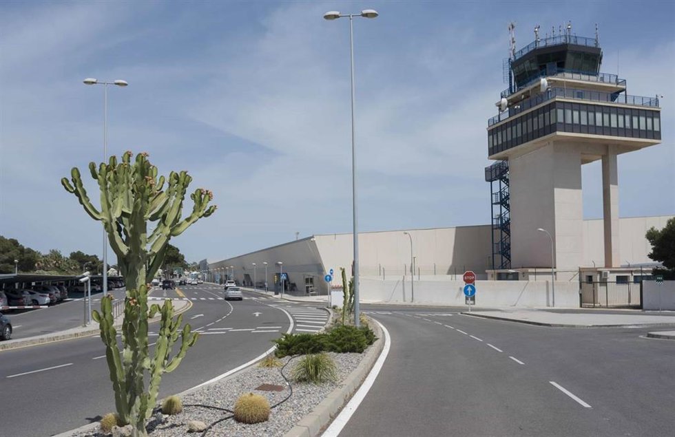 Archivo - Exterior del Aeropuerto de Almería.
