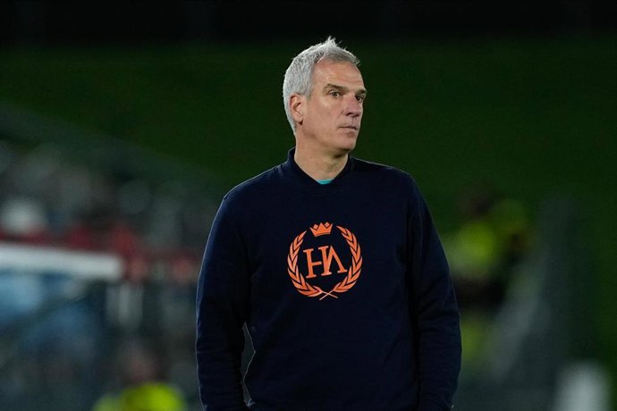 El entrenador del Athletic Club femenino, Javier Lerga, ante el Real Madrid. 