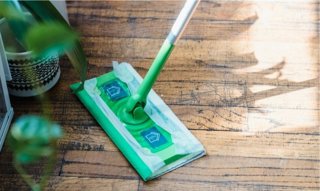 "No Es Que Esté Sucio, Está Saturado De Productos": Cómo Limpiar Un Suelo De Madera Para Que Vuelva A Brillar