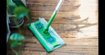 "No está sucio, está saturado de productos": cómo limpiar un suelo de madera para que vuelva a brillar