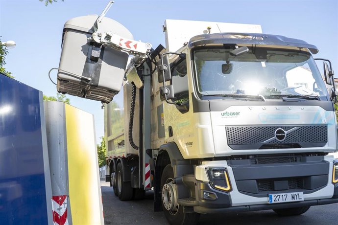 Archivo - Un camión del servicio de recogida de residuos en Mairena del Aljarafe.